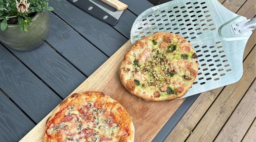 En hemmagjord gourmetpizza tillagad på pizzastål av gjutjärn